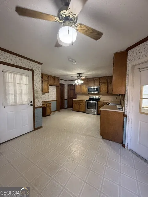 1726 Ridgedale DR Snellville, GA 30078