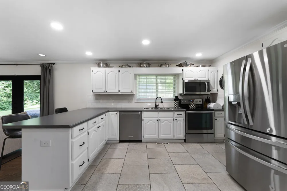 212 Sherwood DR Calhoun, GA 30701