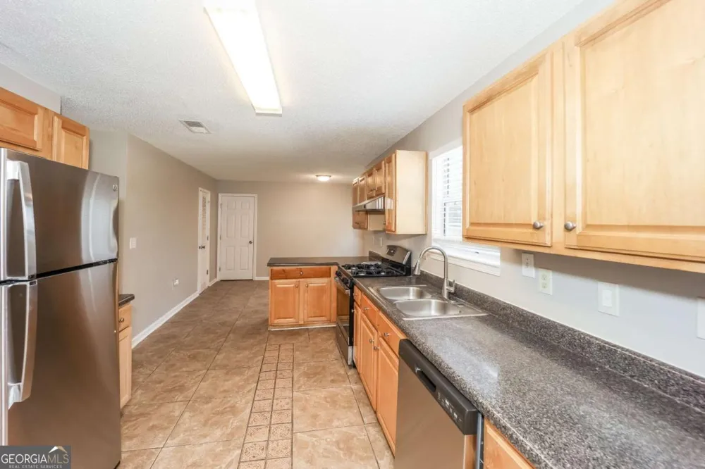 5176 Round Table DR Ellenwood, GA 30294