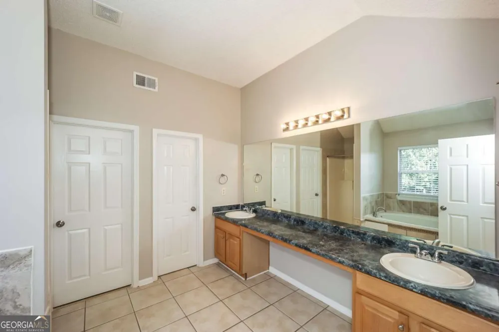 5176 Round Table DR Ellenwood, GA 30294