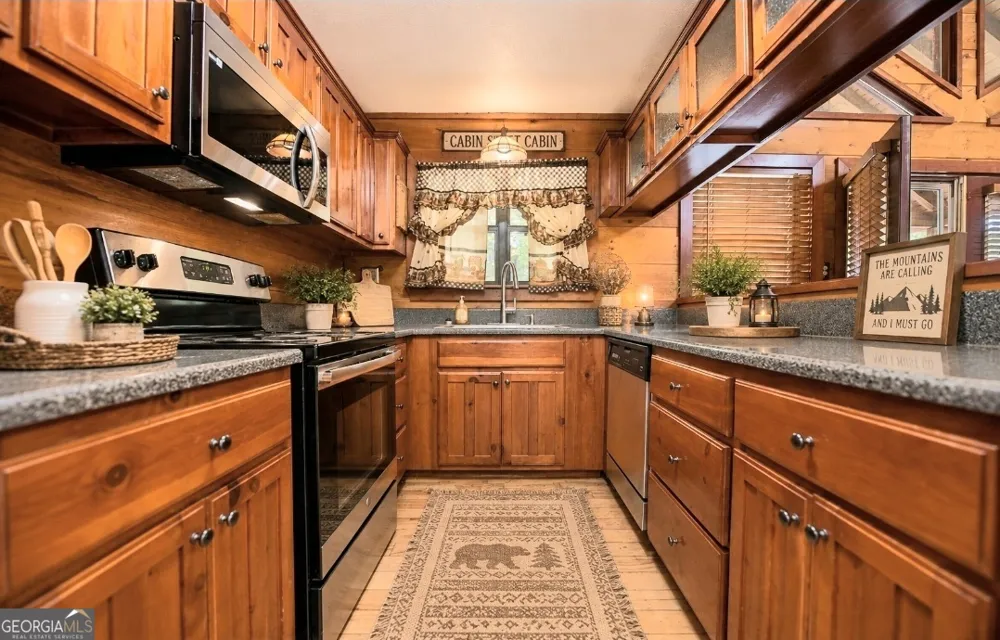 3857 Gumlog RD Young Harris, GA 30582