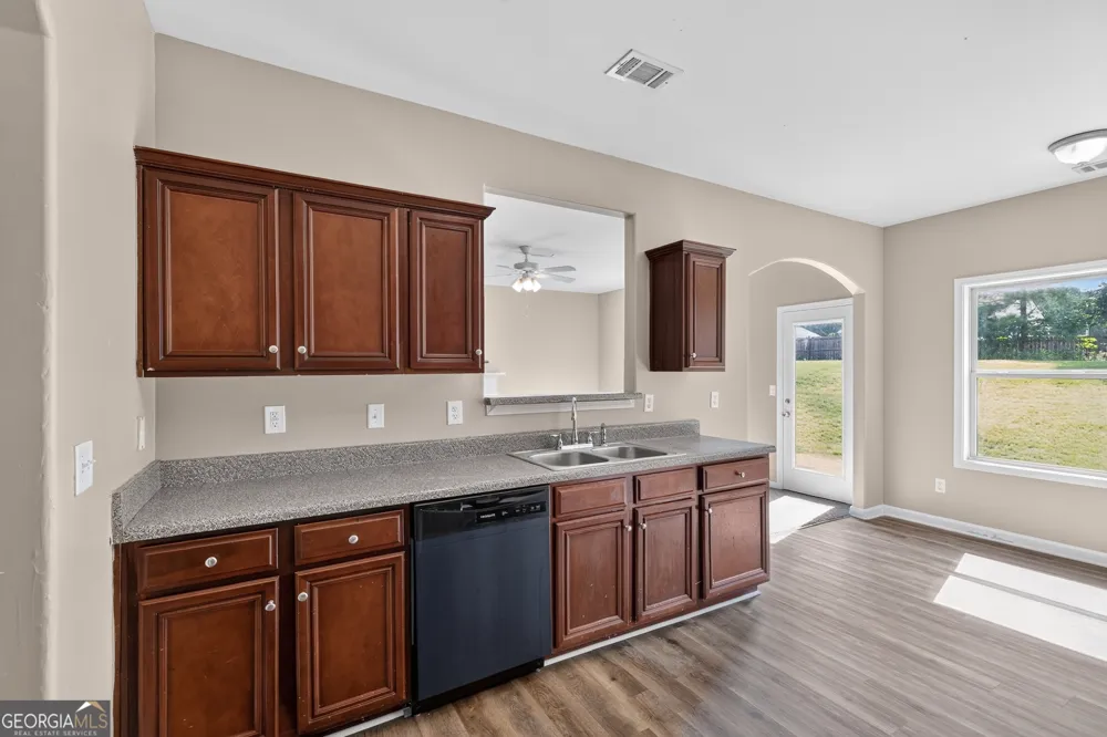 354 Shady GLN Dallas, GA 30132