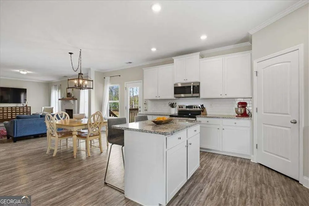 17 Four Feathers LN NE Rydal, GA 30171