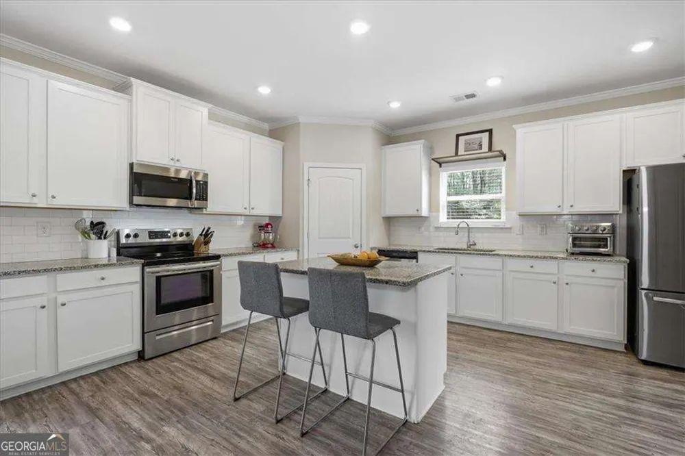 17 Four Feathers LN NE Rydal, GA 30171