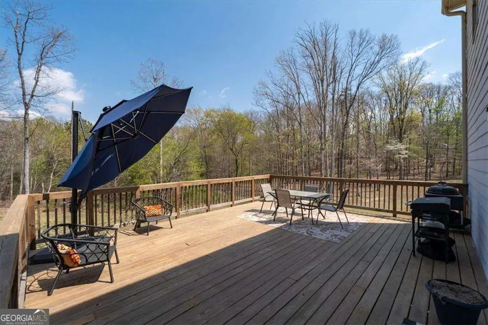17 Four Feathers LN NE Rydal, GA 30171