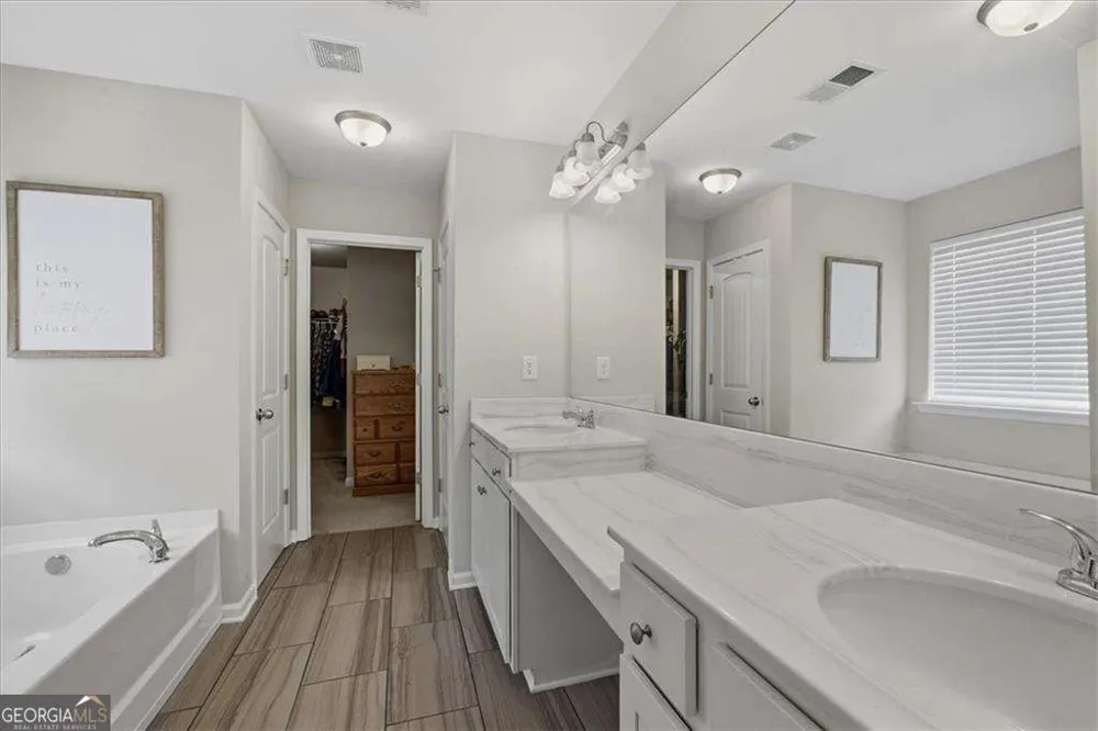 17 Four Feathers LN NE Rydal, GA 30171