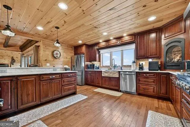 384 Dean RD Mineral Bluff, GA 30559