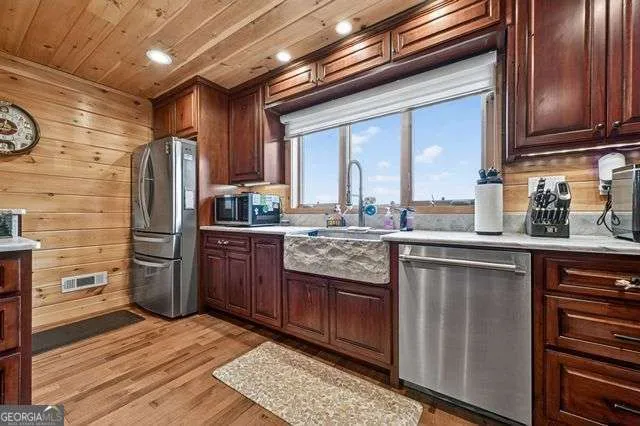 384 Dean RD Mineral Bluff, GA 30559