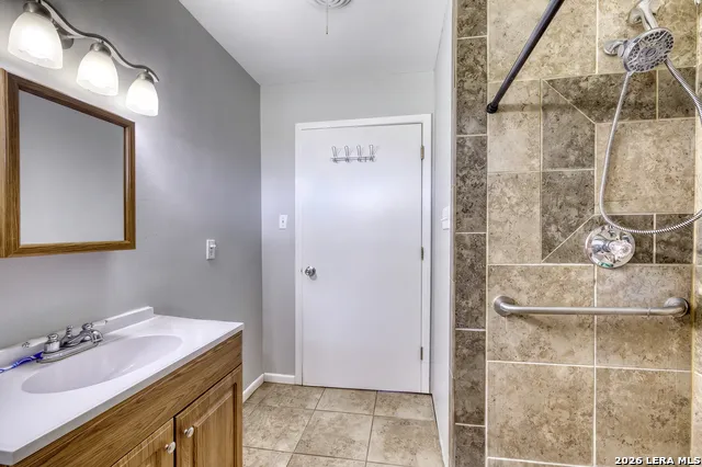 1019 E LEONA RD Uvalde, TX 78801