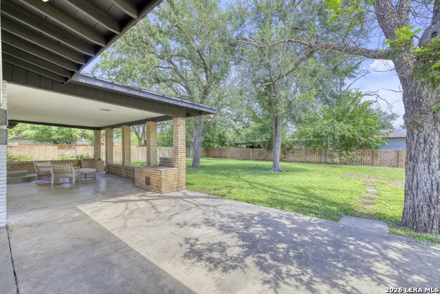 1019 E LEONA RD Uvalde, TX 78801