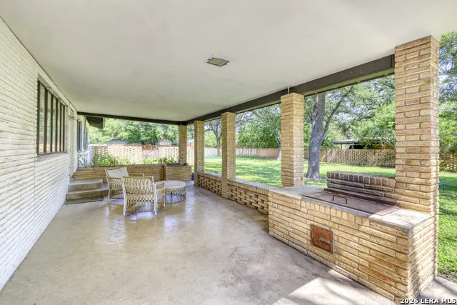 1019 E LEONA RD Uvalde, TX 78801