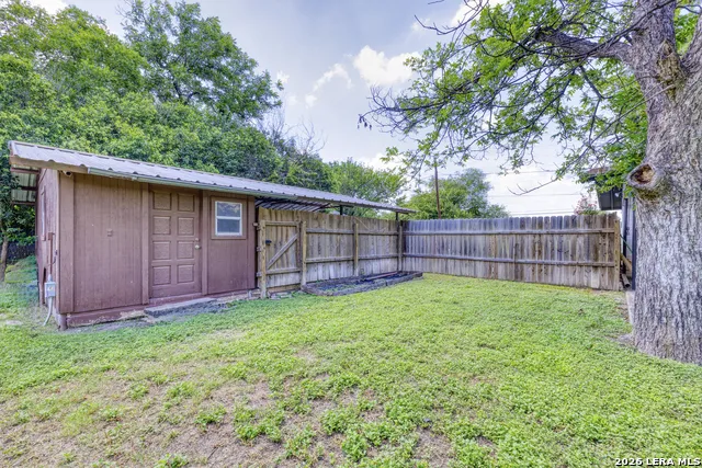 1019 E LEONA RD Uvalde, TX 78801