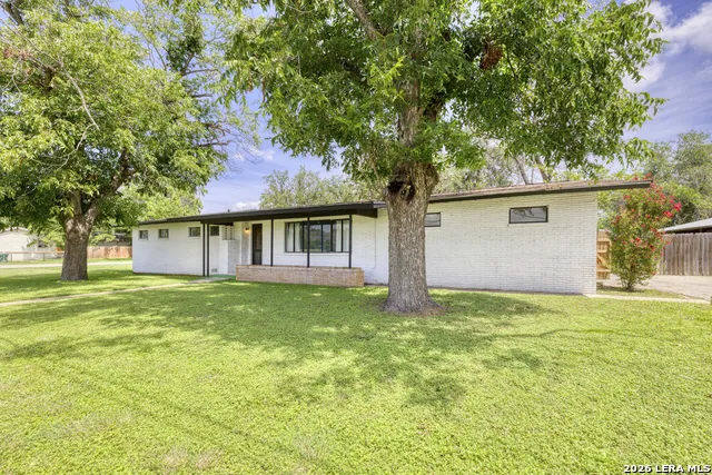 1019 E LEONA RD Uvalde, TX 78801