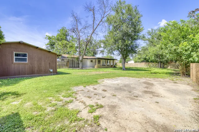 1019 E LEONA RD Uvalde, TX 78801