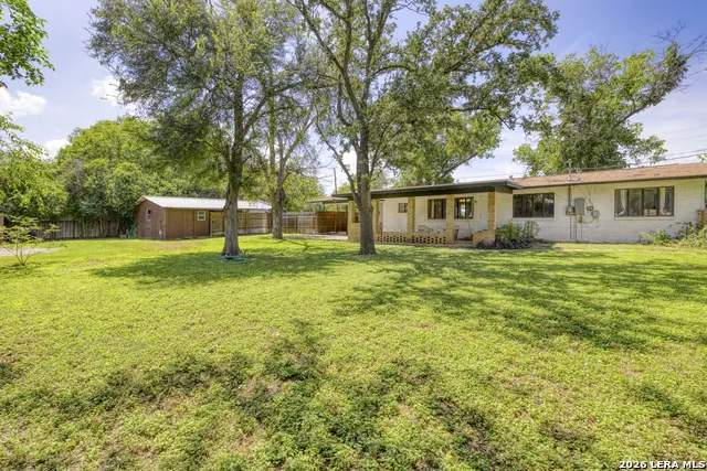 1019 E LEONA RD Uvalde, TX 78801