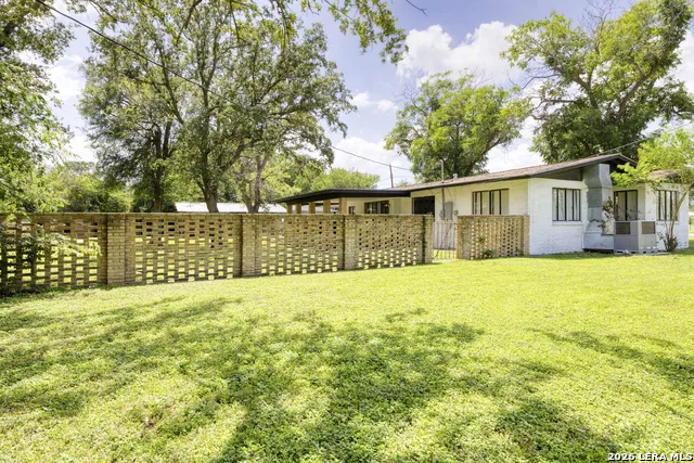 1019 E LEONA RD Uvalde, TX 78801
