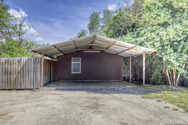 1019 E LEONA RD Uvalde, TX 78801