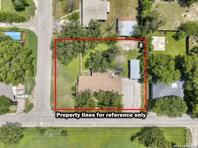 1019 E LEONA RD Uvalde, TX 78801