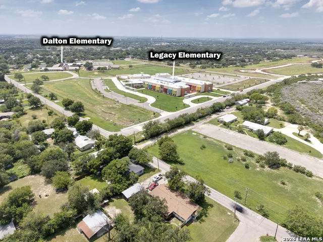 1019 E LEONA RD Uvalde, TX 78801