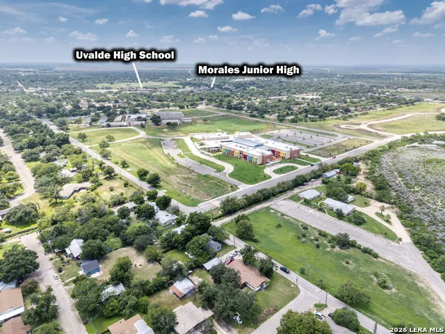 1019 E LEONA RD Uvalde, TX 78801