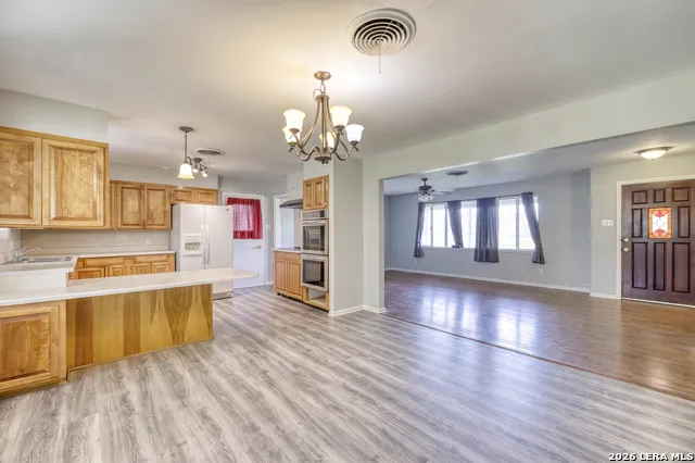 1019 E LEONA RD Uvalde, TX 78801