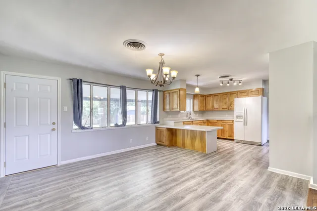 1019 E LEONA RD Uvalde, TX 78801