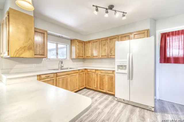 1019 E LEONA RD Uvalde, TX 78801