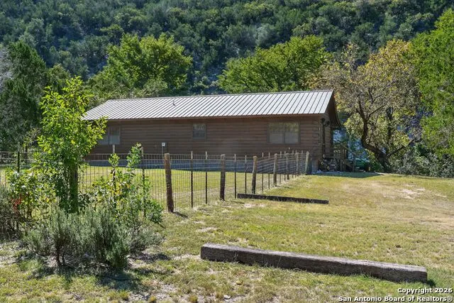 648 BLUFFCREEK RD Leakey, TX 78873