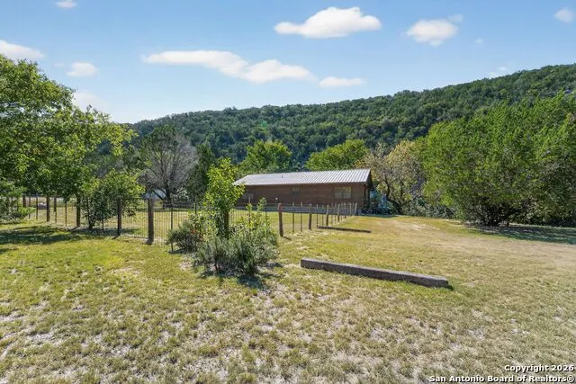 648 BLUFFCREEK RD Leakey, TX 78873