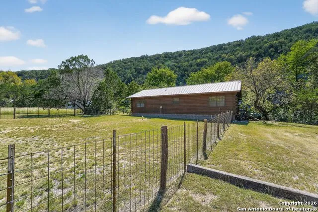 648 BLUFFCREEK RD Leakey, TX 78873