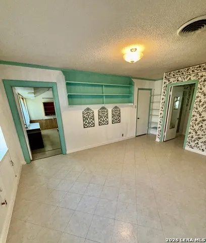905 BLACK ST Uvalde, TX 78801
