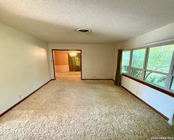 905 BLACK ST Uvalde, TX 78801