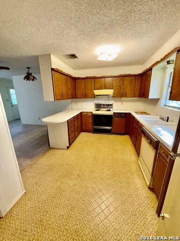 905 BLACK ST Uvalde, TX 78801