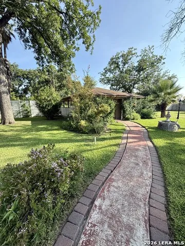 905 BLACK ST Uvalde, TX 78801
