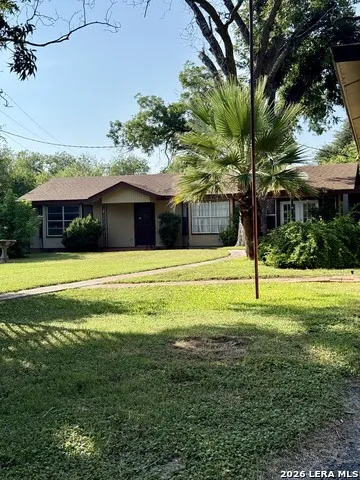 905 BLACK ST Uvalde, TX 78801