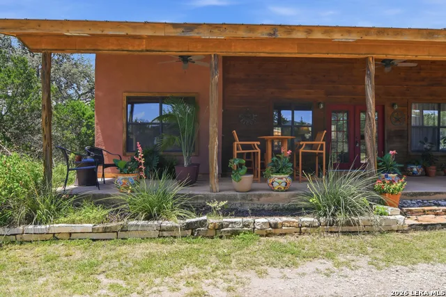 423 KAHN RD Rio Frio, TX 78879