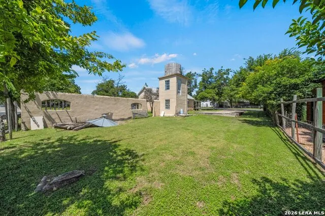 420 W AUSTIN ST Fredericksburg, TX 78624