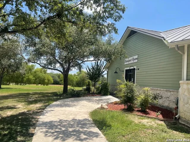 105 CHIPPING ALLEY Floresville, TX 78114