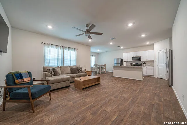 105 CHIPPING ALLEY Floresville, TX 78114