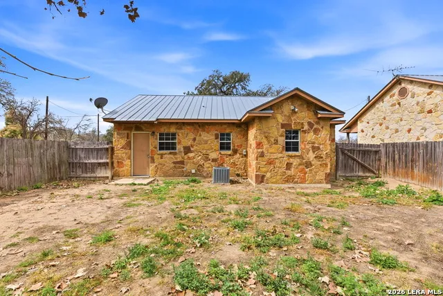 414 Harl St Pleasanton, TX 78064
