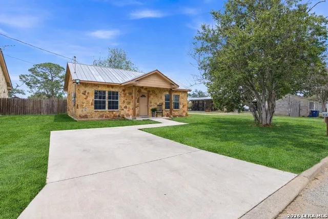 414 Harl St Pleasanton, TX 78064
