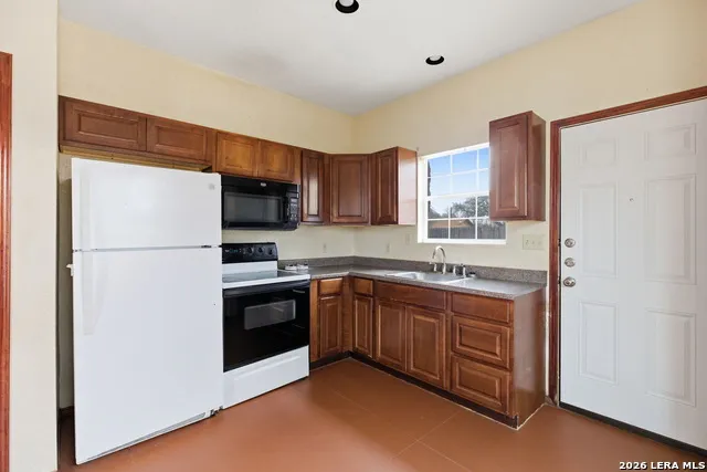 414 Harl St Pleasanton, TX 78064