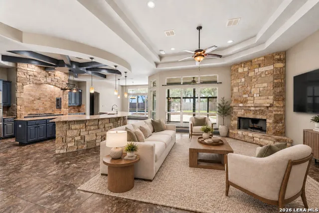 156 WOODLANDS DR La Vernia, TX 78121