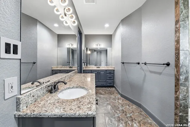 156 WOODLANDS DR La Vernia, TX 78121