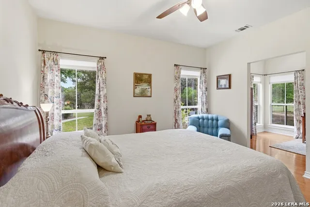 707 Oakridge Ln Pipe Creek, TX 78063