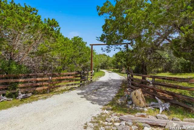443 OAK HILLS RD Pipe Creek, TX 78063
