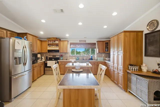 443 OAK HILLS RD Pipe Creek, TX 78063