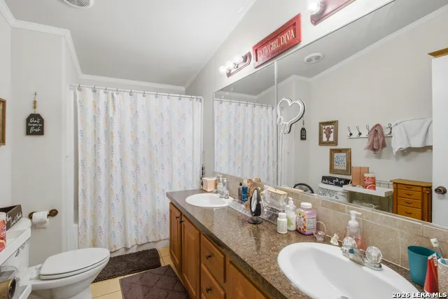 443 OAK HILLS RD Pipe Creek, TX 78063