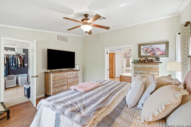 443 OAK HILLS RD Pipe Creek, TX 78063
