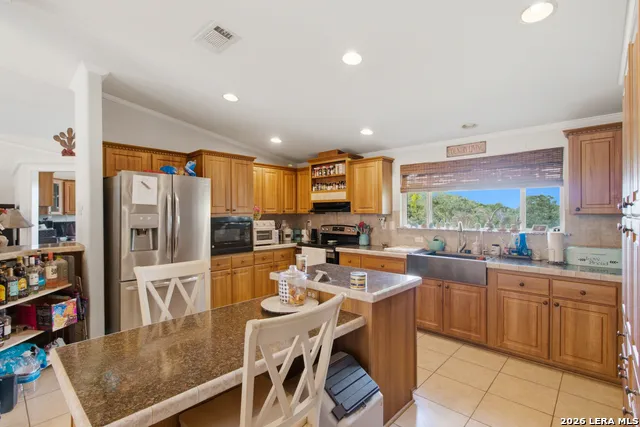 443 OAK HILLS RD Pipe Creek, TX 78063